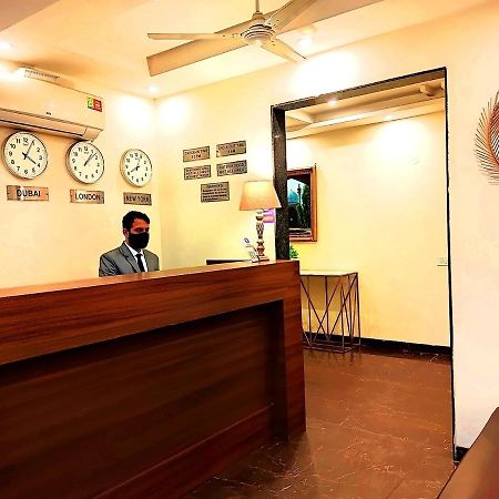 Hotel When In Gurgaon - Opposite To Artemis Hospital Экстерьер фото
