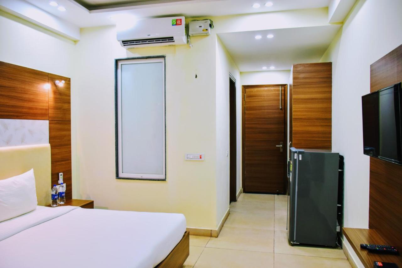Hotel When In Gurgaon - Opposite To Artemis Hospital Экстерьер фото