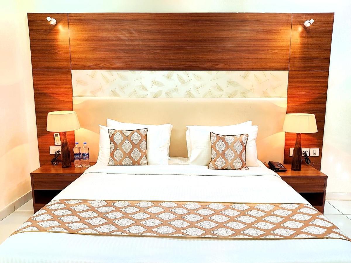 Hotel When In Gurgaon - Opposite To Artemis Hospital Экстерьер фото