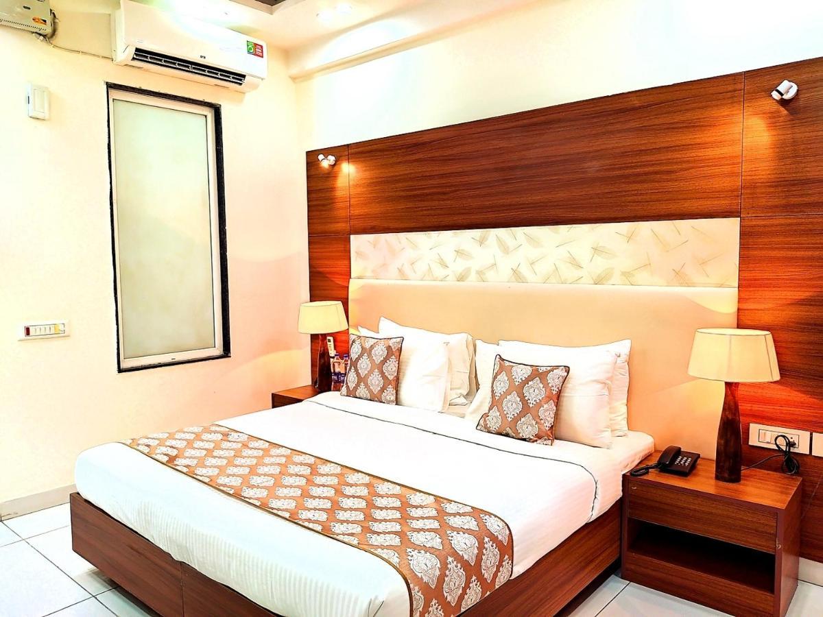 Hotel When In Gurgaon - Opposite To Artemis Hospital Экстерьер фото