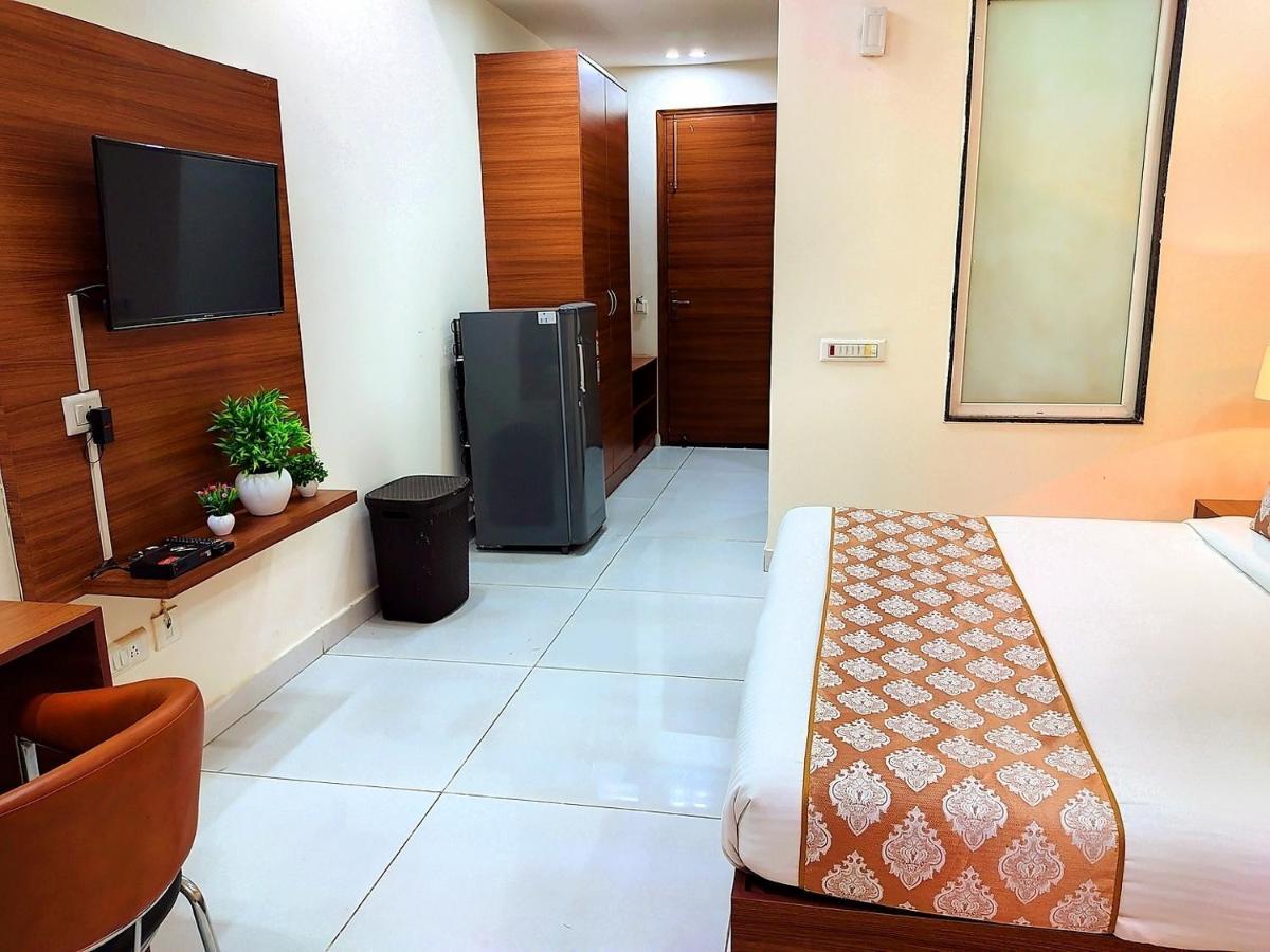 Hotel When In Gurgaon - Opposite To Artemis Hospital Экстерьер фото